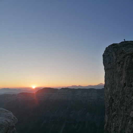 Berge mit wunderschönem Sonnenaufgang und blauem Himmel