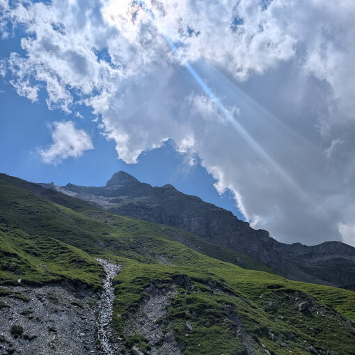 Berge mit wunderschönem Sonnenaufgang und blauem Himmel